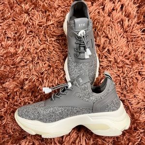 Gorgeous Women’s Gray Steve Madden Myles Comfy Sneakers - size 6.5